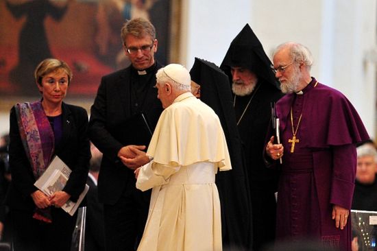 Benedykt XVI "wstydzi się" przemocy w imię religii