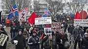 Przed budynkiem parlamentu w Reykjaviku demonstrowały setki osób
