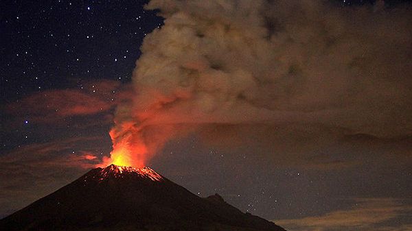 Wybuch wulkanu Popocatepetl - zdjęcie z nocy 04/05.07.13r.