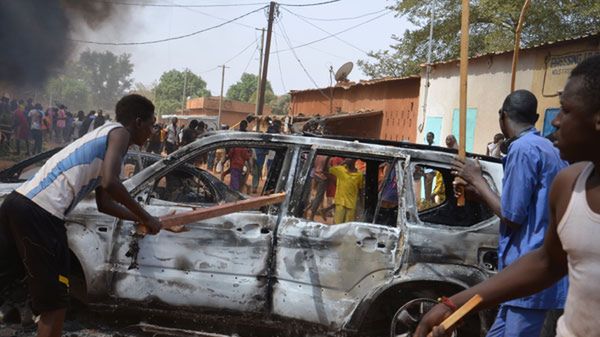 Antyfrancuskie i antychrześcijańskie zamieszki