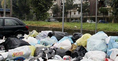 Neapol tonie w śmieciach