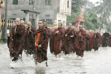 Kolejny dzień antyrządowych protestów mnichów