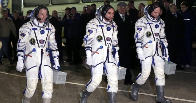 Kosmonauci, ktrzy doczyli do stacji kosmicznej.