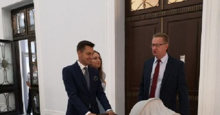 Sejm dla dzieci! Arkadiusz Myrcha i Kinga Gajewska z wózkiem na sejmowych korytarzach