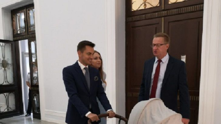 Myrcha i Gajewska z dzieckiem w Sejmie