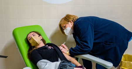Ile czasu zarażamy Omikronem? Czy zaszczepieni roznoszą wirusa jak niezaszczepieni?