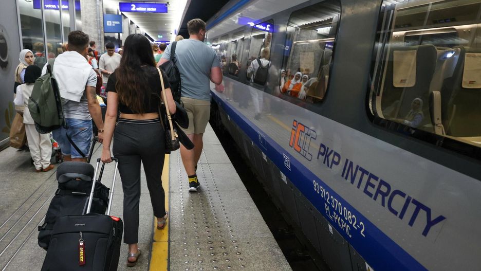 Zapłakana dziewczynka w pociągu. Pijanego ojca policja zakuła w kajdanki