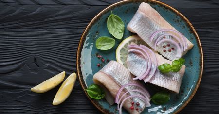 Keto śledzie pod pierzynką – przepis, wartości odżywcze i kalorie