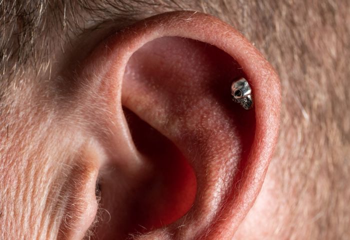 Kolczyki w uchu zaobserwować można zarówno u mężczyzn, jak i u kobiet.