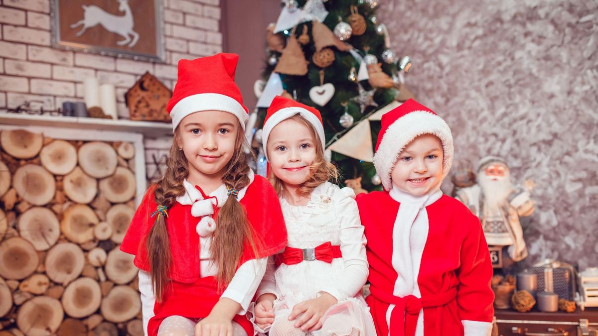 Dzieci w świątecznych przebraniach.