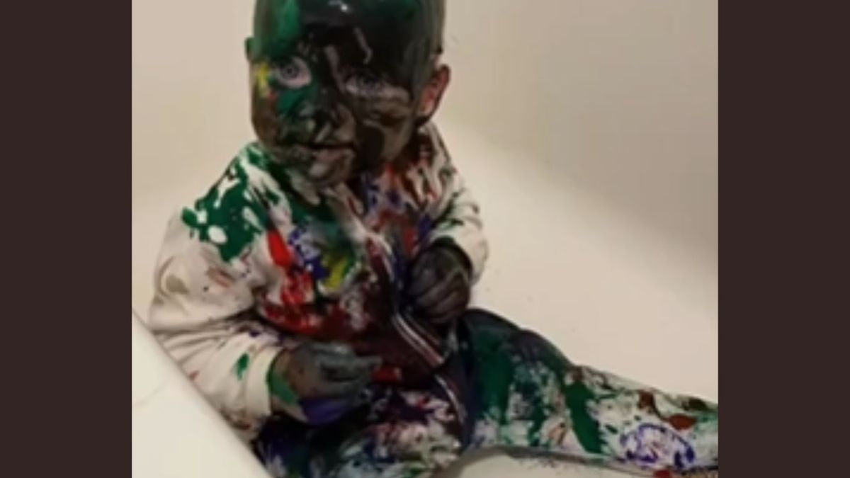 Przez chwilę było cicho. Mama zamarła, gdy weszła do pokoju