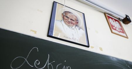 Uczeń nie chciał słuchać o "szkalowaniu" papieża. Do szkoły wezwano rodziców