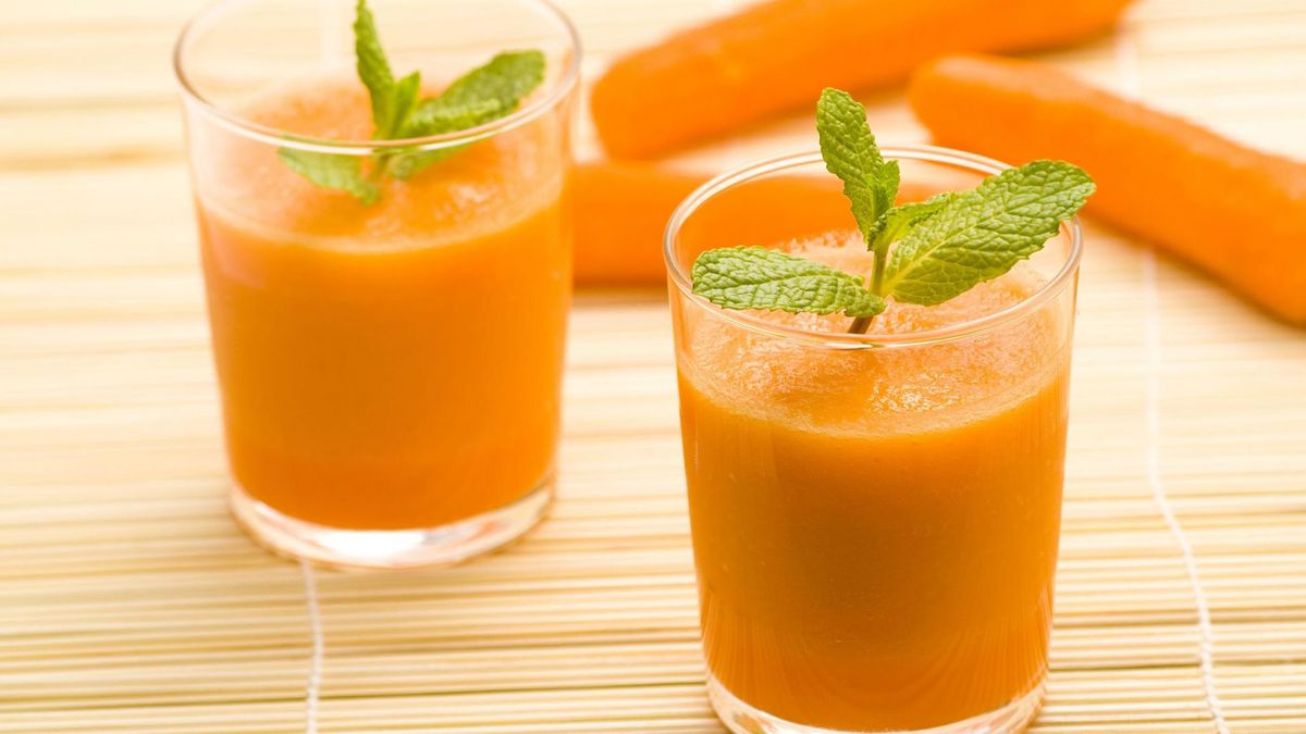 Zdrowy napój z marchewki i spiruliny