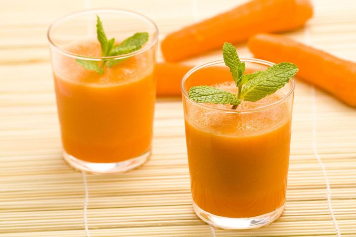 Zdrowy napój z marchewki i spiruliny