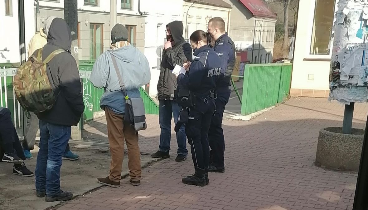 Bezdomni to sygnał ostrzegawczy nie tylko dla mieszkańców, ale również policji