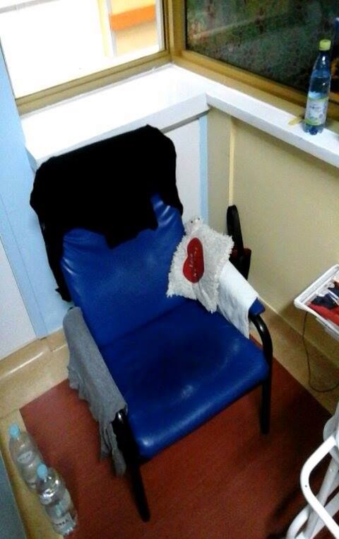 Na takich krzesłach rodzice noworodków spędzają całą dobę