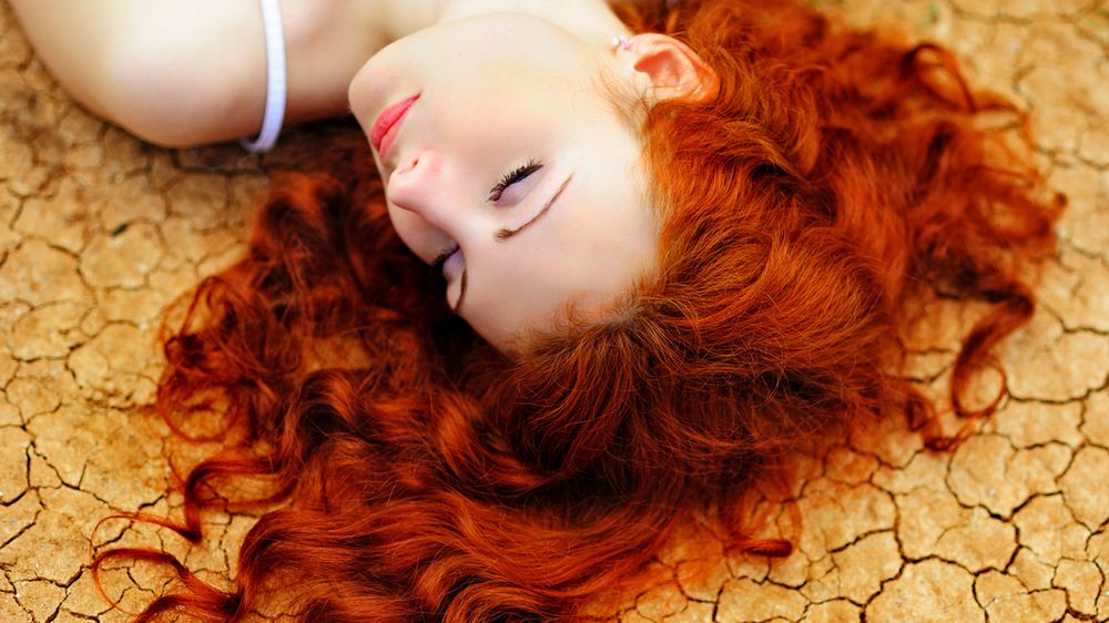 Wiele kobiet szuka sposobów na wzmocnienie cienkich włosów