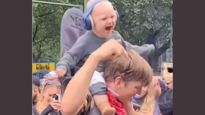 Wziął bobasa na imprezę techno. "Przynajmniej zakrył dziecku uszy"