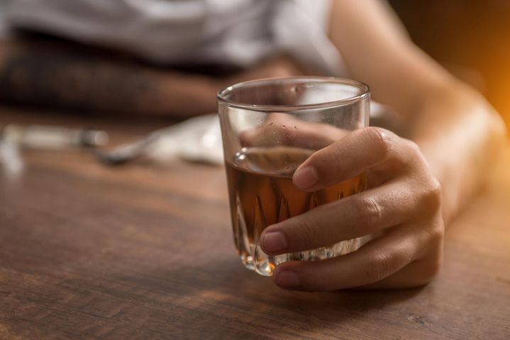 Nadużywanie alkoholu może być skutkiem samotności w dzieciństwie