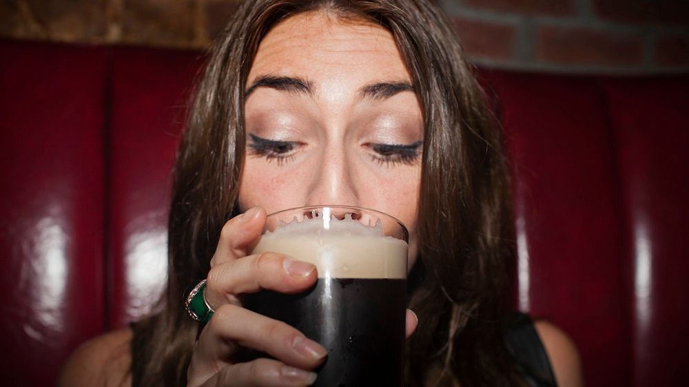 Piją na pusty żołądek, by "oszczędzić kalorie". Groźne zjawisko szczególnie popularne wśród kobiet