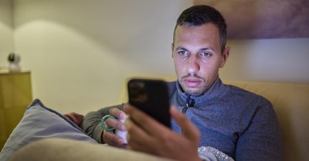 Regularnie budzisz się w nocy o tej samej porze? Tak organizm woła o pomoc