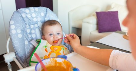 Rozszerzenie diety niemowlaka, czyli co możemy podać dziecku po 4. miesiącu życia