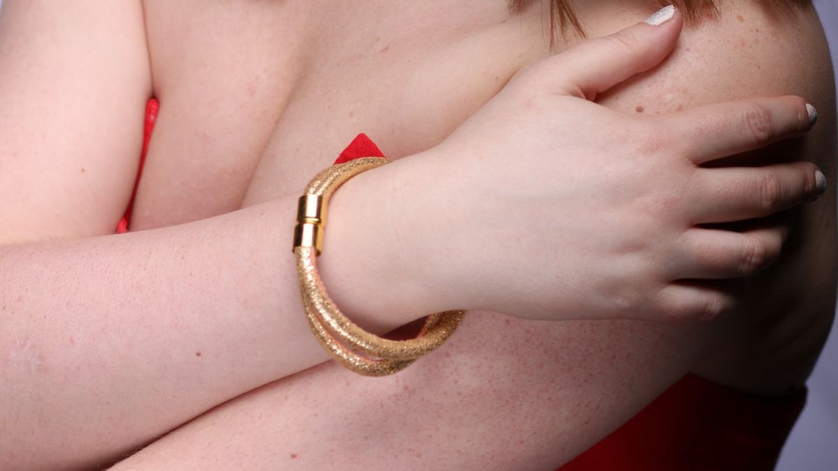 Plamy na piersiach czasem stanowią objaw groźnej choroby.