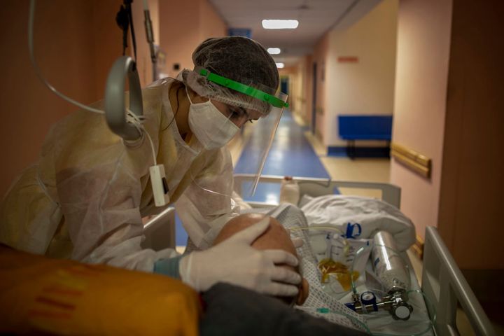 Trzecia fala koronawirusa w Polsce. Spada liczba zakażeń, ale w szpitalach nadal jest dużo pacjentów w ciężkim stanie