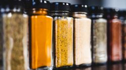 Przyprawy, które warto odstawić latem. Mają wpływ na ciśnienie i pocenie