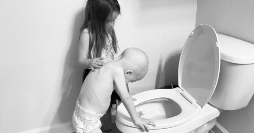 Wzruszające zdjęcie - siostra pociesza brata chorego na raka