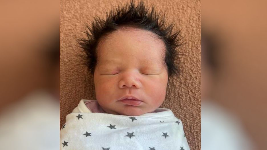 Oto "najsłodsze dziecko" roku. Ma sławnych rodziców, ale urodziła je surogatka