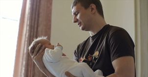 Do dziecka trzeba mówić jak do psa. Naukowcy wyjaśniają (WIDEO)