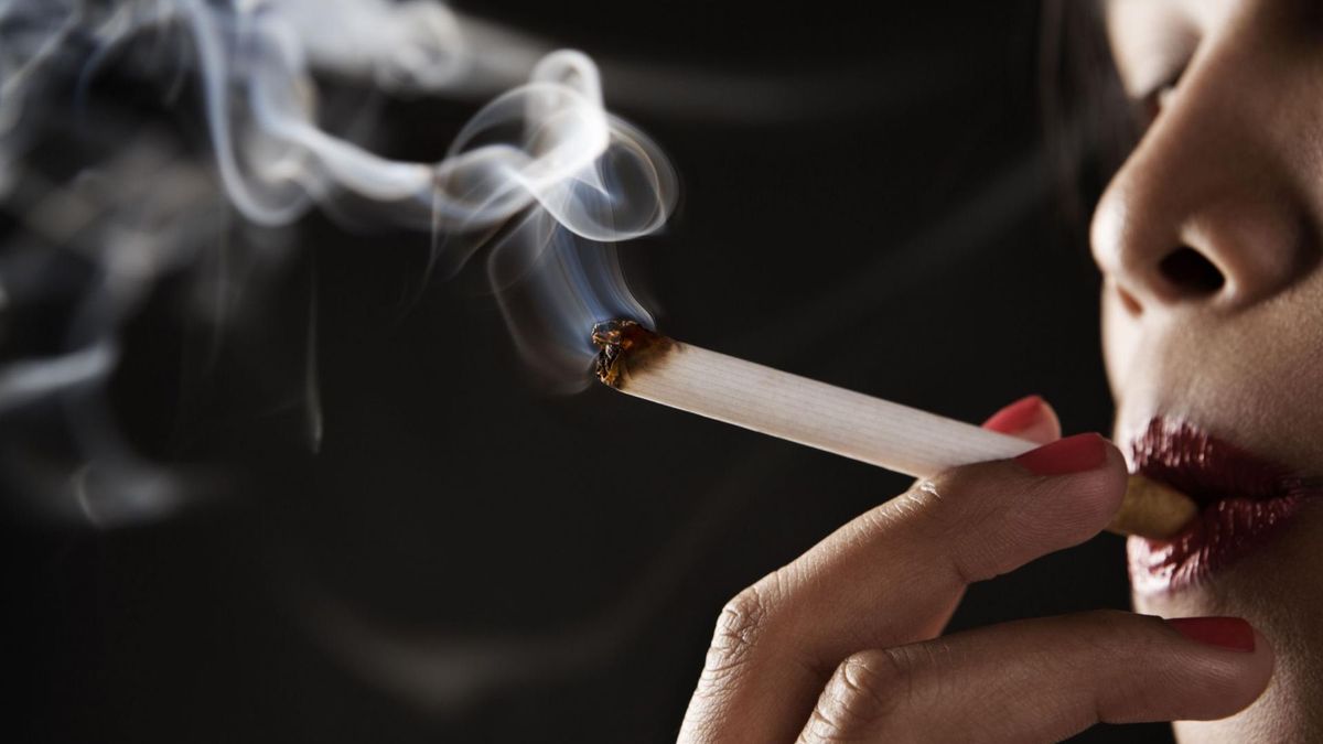 Kobieta pali papierosa