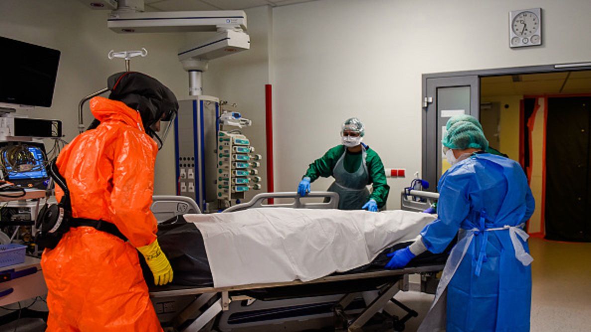 Wśród zmarłych na COVID-19 aż 30 proc. to osoby zaszczepione? Dr Rzymski wyjaśnia skąd to krążące w internecie kłamstwo