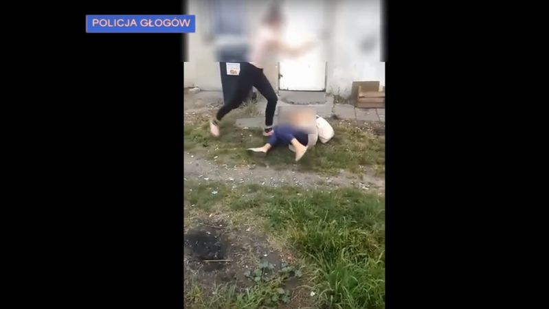 13-latka została zatrzymana przez policję. Brutalnie pobiła 40-letnią kobietę [WIDEO]