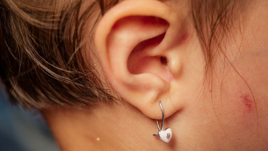 Przekłuła córce uszy. Żałuje i ostrzega innych rodziców