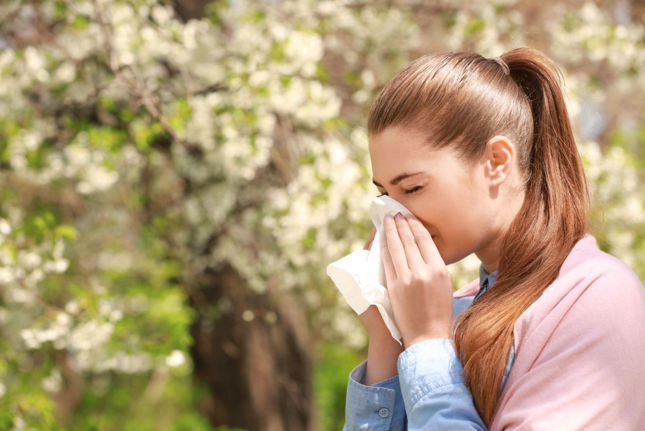 Alergia sprawia, że pacjenci zmagają się z uczuciem zatkanego nosa.