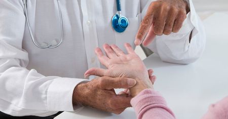 Spuchnięty palec Amerykanki był objawem gruźlicy. Potencjalnie śmiertelna choroba znów atakuje