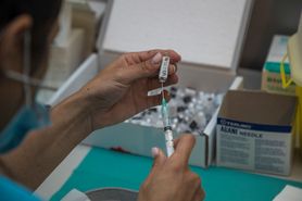Japonia uzyskuje siedem dawek szczepionki z jednej fiolki. Dr Grzesiowski "Nie wolno oszczędzać na sześciu pacjentach, żeby uzyskać siódmą dawkę" (WIDEO)