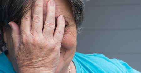 Nie tylko szybkie mruganie. Te objawy alzheimera widać na twarzy