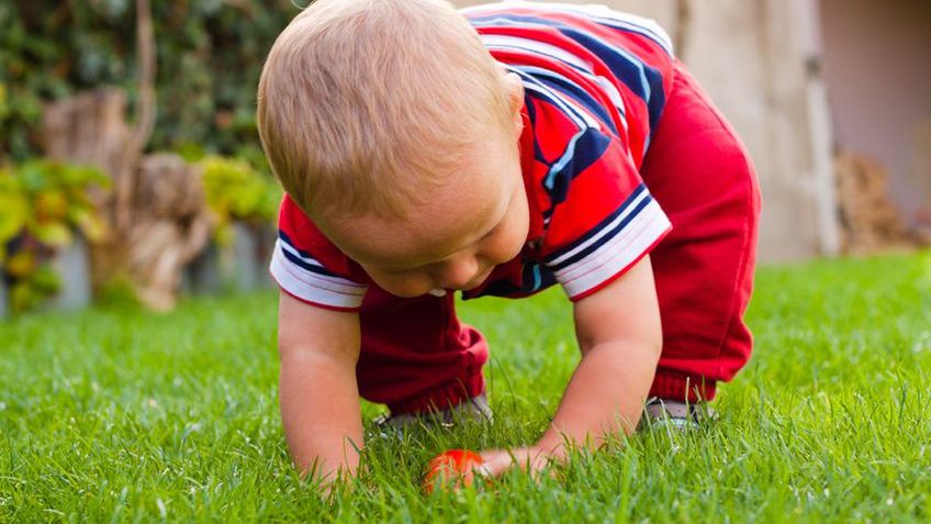 Podczas nauki chodzenia mogą pojawić się pierwsze obajwy świadczące o chorobie