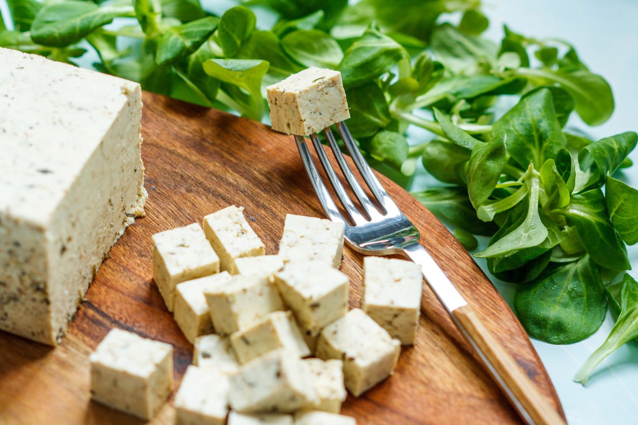 Osoby, które deklarowały jedzenie tofu bez fermentacji żyły krócej (iStock)