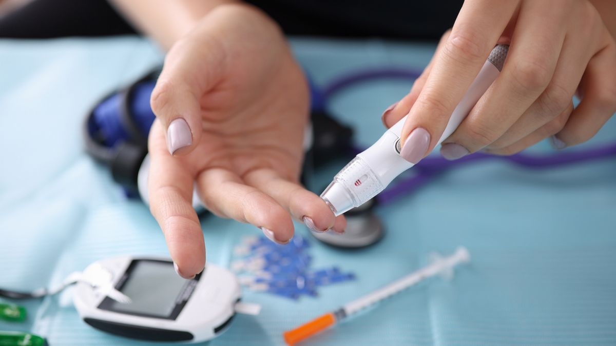 Hipoglikemia to stan, w którym poziom glukozy we krwi spada poniżej prawidłowych wartości.