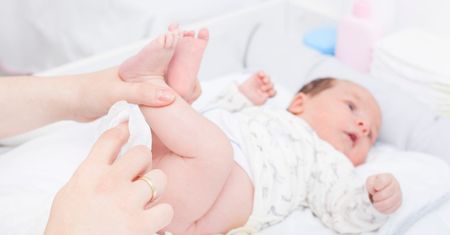 Przewijak na łóżeczko – zalety, bezpieczeństwo, na co należy zwrócić uwagę?