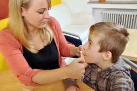 Palilalia – przyczyny, objawy i leczenie