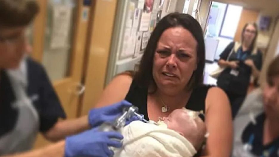 Wzruszające zdjęcie mamy, która żegna dziecko