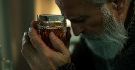 Najgorszy alkohol dla jelit. Szybko doprowadzisz je do ruiny