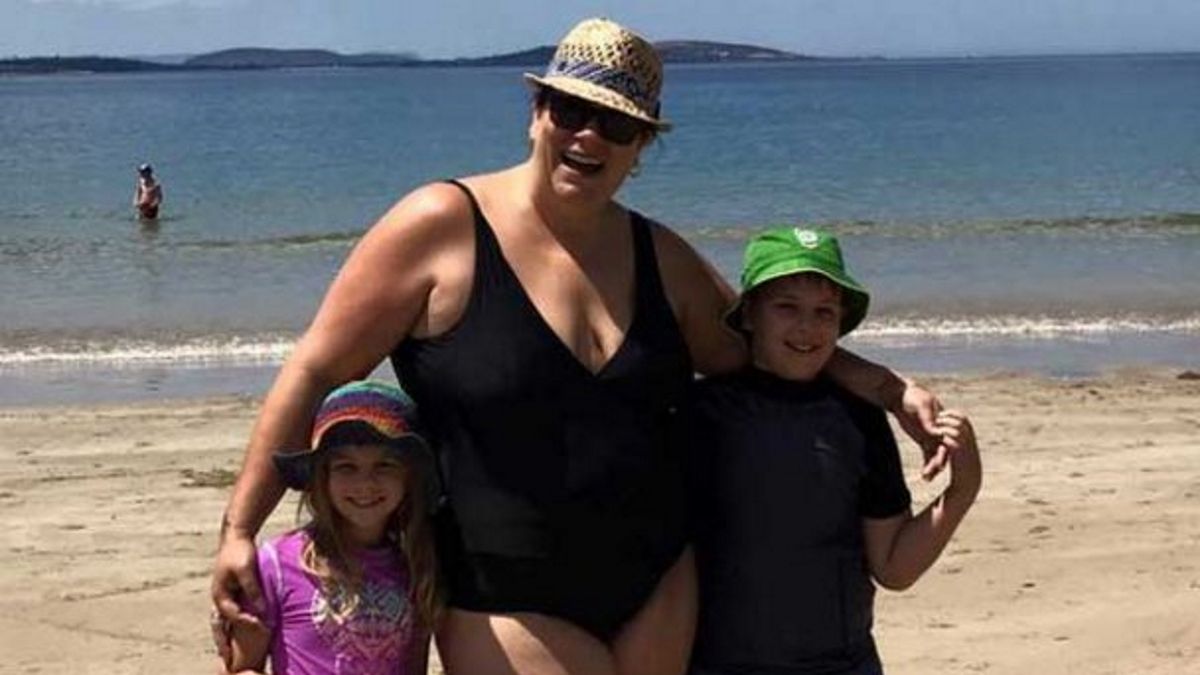 Zapozowała do zdjęcia z dziećmi na plaży. Jeden komentarz zmienił jej życie