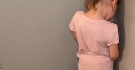 Postawiła córkę do kąta. Ciężko uwierzyć, co zrobiło dziecko