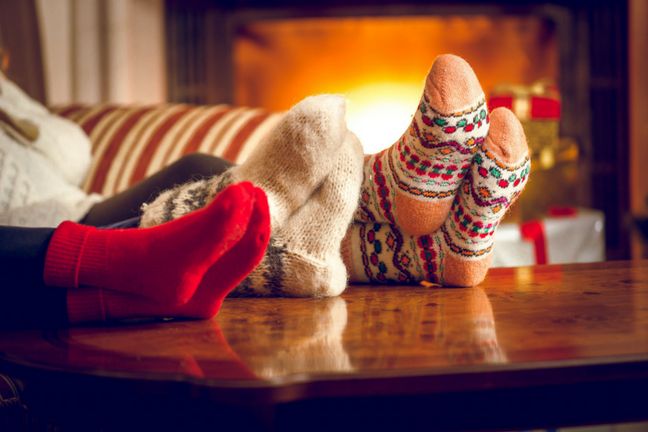 Klasycznym sposobem na marznące stopy jest włożenie ciepłych skarpet